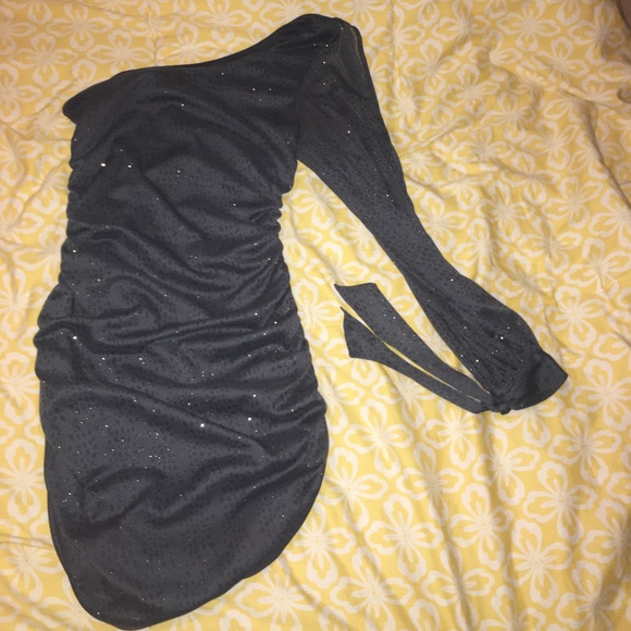 One-Sleeve Bodycon Dress - Picture 4 of 5